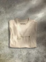 Remera de algodón color beige con cuello redondo y mangas cortas. Presenta un estampado frontal pequeño con el logo de Columbia y gráficos inspirados en Star Wars en Aurebesh.