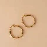 Aros tipo argolla de diseño clásico y minimalista, fabricados en oro 10k con acabado pulido brillante.