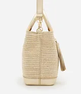 Cartera satchel mediana color dorado, con textura de paja, correa de mano, asa larga desmontable y detalle de tassel.