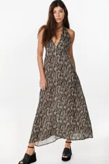 Vestido largo marrón de corte fluido y caída recta, con escote halter y tirantes anchos.