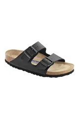 Sandalias Birkenstock Arizona con plantilla suave, confeccionadas en Birko-flor color negro y hebillas metálicas ajustables.