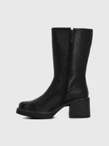 Bota de caña media confeccionada en cuero negro, con taco cuadrado y suela con plataforma. Presenta un diseño minimalista con costuras reforzadas y detalle de logo metálico en la parte superior de la caña.