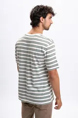 Remera de manga corta, cuello redondo, con rayas horizontales en blanco y verde oliva.