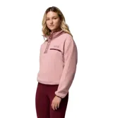 Buzo de polar tipo sherpa color rosado, con cuello alto y cierre frontal parcial con botones a presión. Presenta un bolsillo con cierre en el pecho y detalles de ribete en color bordó.