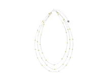 Collar de tres vueltas confeccionado en plata 925, con pequeñas esferas con baño de oro distribuidas a lo largo de las cadenas. Incluye cadena de alargue con dije de corazón.