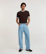 Remera de corte clásico color blanco con cuello redondo y mangas cortas con ribete azul marino.