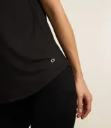 Remera de manga corta Get Over, confeccionada en microfibra con textura de micro-cuadros y escote redondo. Presenta un diseño versátil y ligero, ideal para actividades deportivas o uso casual.