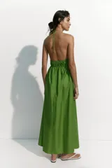 Vestido tobillero de popelina de algodón verde, con escote en V pronunciado, breteles halter finos con cuentas decorativas, cintura fruncida y falda amplia de leve vuelo.