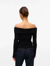 Cardigan de punto acanalado color negro, con diseño off-shoulder y escote con solapas anchas. Presenta cierre frontal con botones y mangas largas ajustadas.