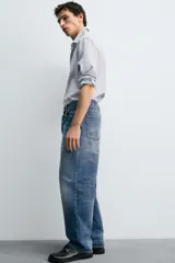 Camisa de corte regular fit confeccionada en una mezcla de algodón y lana. Presenta cuello solapa, manga larga con puños abotonados y cierre frontal con botonadura.