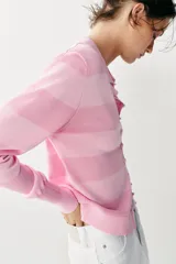 Chaqueta de punto de manga larga con diseño de rayas horizontales en tonos rosados, cuello solapa y cierre frontal con botones forrados a tono.
