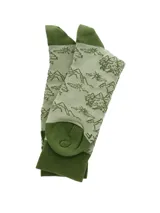 Calcetín de largo medio color verde claro con estampado de montañas y árboles en verde oscuro. El borde superior, el talón y la punta son de color verde oscuro sólido.