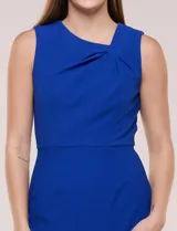 Vestido midi de crepe color azul, sin mangas, con cuello asimétrico con pliegues y ruedo con terminación en encaje calado.