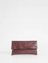 Sobre de mano plegable color bordó, con diseño de textura efecto cuero y correa removible.