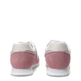 Championes urbanos New Balance modelo 373, confeccionados en una combinación de gamuza y malla en tonos rosados, con el logo 'N' característico en los laterales y suela de goma.