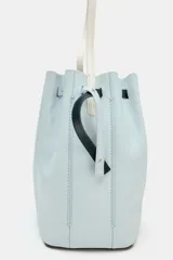 Bolso de hombro de piel con diseño bicolor en celeste y negro. Cuenta con cierre fruncido y pespuntes decorativos.