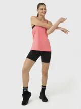 Musculosa deportiva de secado rápido, color coral, con cuello redondo y espalda rebajada.