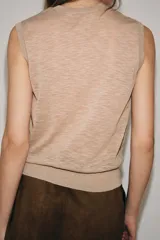 Top de punto extrafino color beige, sin mangas y con cuello redondo, confeccionado en mezcla con lana.