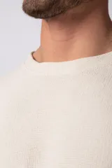 Musculosa oversize de tejido de lino con textura marcada, corte suelto, cuello redondo y terminaciones deshilachadas en las sisas.