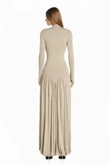 Body de manga larga color beige con escote en V profundo.