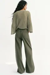 Pantalón de jean tiro alto con diseño wide leg y pernera ancha fluida. Cuenta con cinco bolsillos, cierre frontal con cremallera y botón.