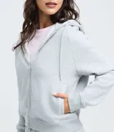 Saco femenino de algodón con capucha ajustable, mangas largas, cierre frontal con cremallera y bolsillos laterales.