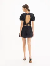 Vestido corto negro de popelina elastizada, con cuello redondo, mangas cortas abullonadas con volumen y falda evasé estructurada.