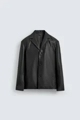 Blazer de corte relajado confeccionada en tejido efecto piel, con cuello de solapas de muesca, manga larga y cierre frontal de tres botones.