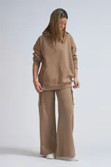 Pantalón deportivo de corte wide leg en color tostado, con diseño cargo que incluye bolsillos laterales. Confeccionado en tejido con elastano para mayor comodidad y libertad de movimiento.