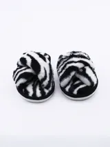 Pantuflas de piel sintética con estampado de cebra en blanco y negro.