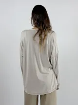 Blusa negra de mangas largas con escote en V.