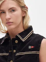 Chaleco de pana color marrón claro con mangas largas de punto color marrón y blanco.