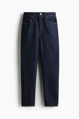 Jean tobillero de cinco bolsillos en denim de tiro alto, corte recto y ajuste cómodo con leve stretch.