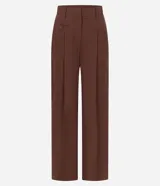 Pantalón wide leg de tiro alto color marrón chocolate, confeccionado en tejido de lino y viscosa. Incluye cinturón de cuero sintético con hebilla metálica.