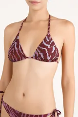 Top de bikini triangular color bordó y rosa con estampado animal print, tirantes ajustables y detalle de tachas metálicas.