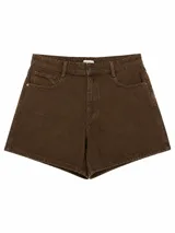 Short de denim color marrón, de tiro medio con bolsillos delanteros y traseros, cierre de botón y cremallera.