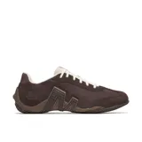 Sneaker de perfil bajo Merrell modelo Relay Fly Vent, color marrón café. Presenta un diseño con paneles de ante y malla transpirable, cordones en color crema y una suela de caucho con textura distintiva que se extiende hacia los laterales.