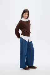 Sweater negro de viscosa con diseño holgado, cuello asimétrico y mangas largas.