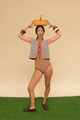 Chaleco tejido a crochet con hilado 100% algodón, con diseño a cuadros en azul y blanco, y terminaciones en verde.