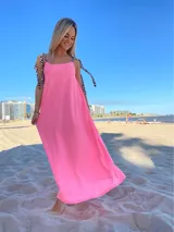 Vestido largo fucsia con breteles finos con estampado animal print.