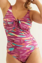 Malla entera estampada con nudo en el escote y espalda alta.