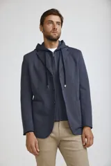 Blazer sport color azul marino con capucha integrada y cierre frontal, confeccionado en tejido de punto con solapas clásicas y bolsillos laterales.