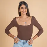Collar de plata 925 con dije compuesto por tres aros entrelazados de diseño minimalista y cadena de eslabones finos.