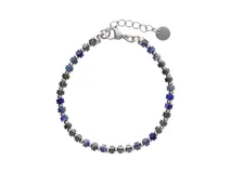 Pulsera compuesta por una alternancia de cuentas cilíndricas de piedra natural azul, cuentas metálicas esféricas y cuentas cilíndricas de hematita. Incluye cadena de alargue y cierre de mosquetón.