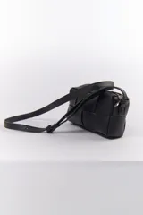 Bandolera color marrón claro con diseño trenzado y correa corta.