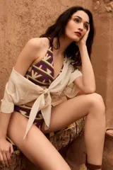 Top de bikini estilo halter con estampado geométrico multicolor en tonos bordó, verde, tostado y blanco, y detalle de argolla central.