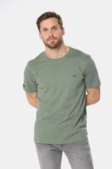 Remera lisa de manga corta y cuello redondo, color gris oscuro, de calce cómodo con pequeño logo bordado en el pecho.
