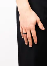 Anillo plateado de acero quirúrgico con diseño labrado estilo vintage.