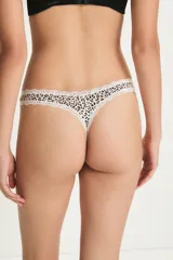 Bombacha tipo colaless con estampado animal print de leopardo y terminaciones de encaje en los bordes.