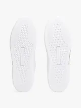 Zapatillas de tenis de corte bajo confeccionadas en piel napa blanca. Presentan detalles metalizados dorados en el panel del talón y un ribete lateral con el logo de Tommy Hilfiger grabado. Cuentan con cierre de cordones, forro de poliéster y suela de goma blanca.